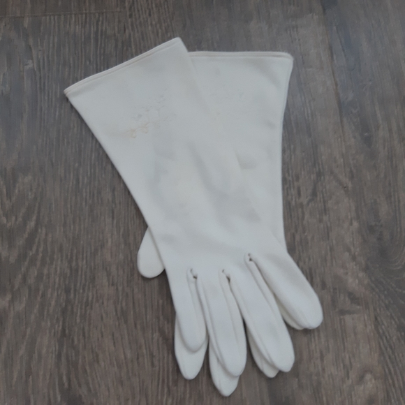 Vintage gloves from the 50s + 60s. 3 white and 1 pink. Beautiful details. - Picture 5 of 10